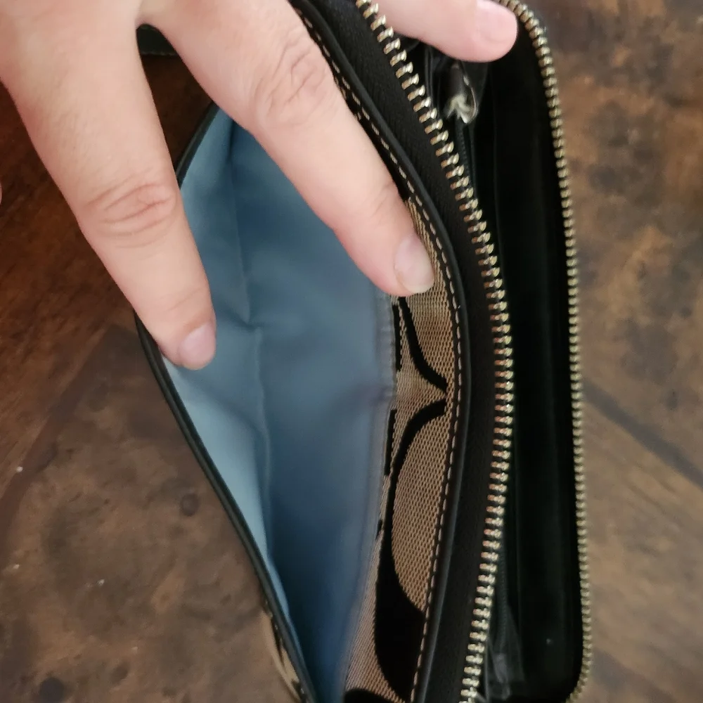 Coach Zoe Signature C zip-around continental clutch wallet